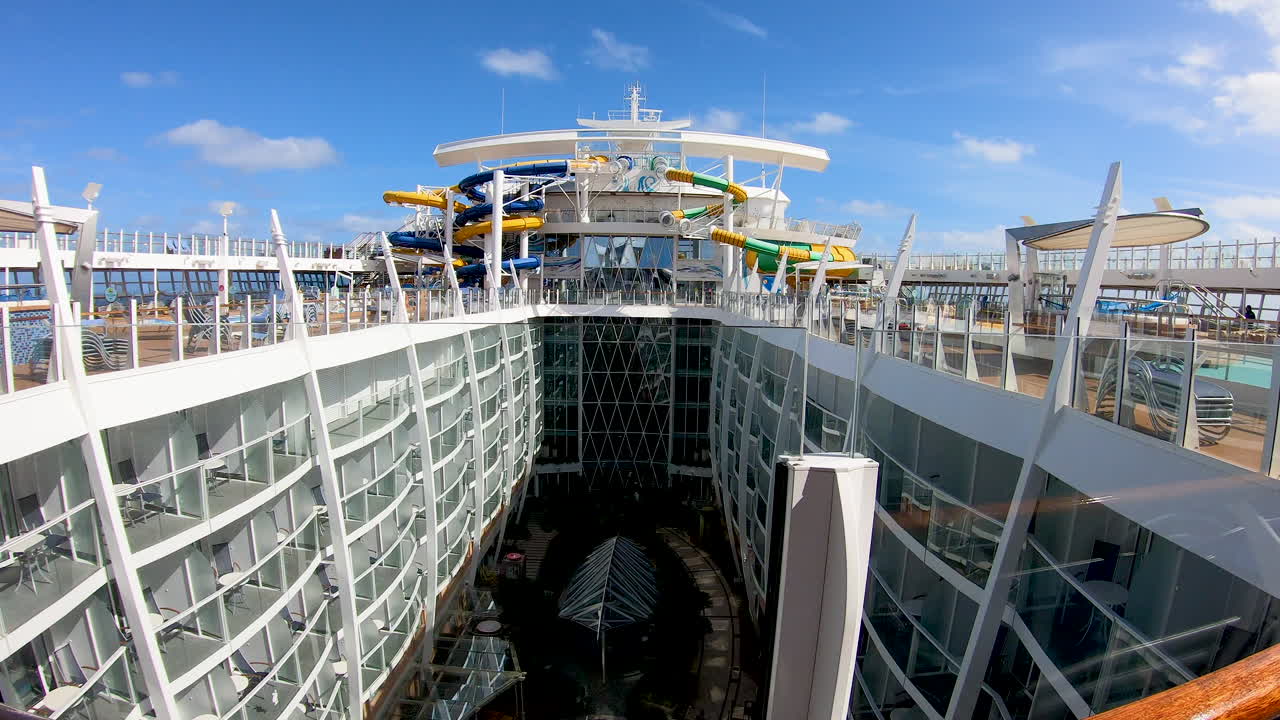 toboganes de agua y piscina en la parte superior de la vista cinematográfica de un crucero de lujo | cubierta superior de un crucero de lujo con un hermoso parque acuático y piscinas, cruceros, viajes