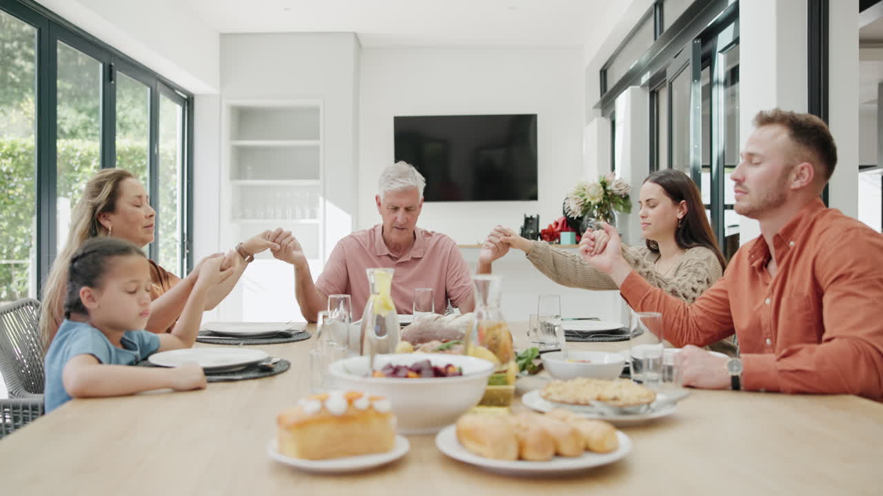 가족 들 이 저녁 식사 도중 함께 기도 하는 것
