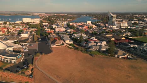 Vista-Panorámica-Aérea-De-La-Ciudad-De-Bunbury-En-Australia-Occidental,-Paisaje-Urbano