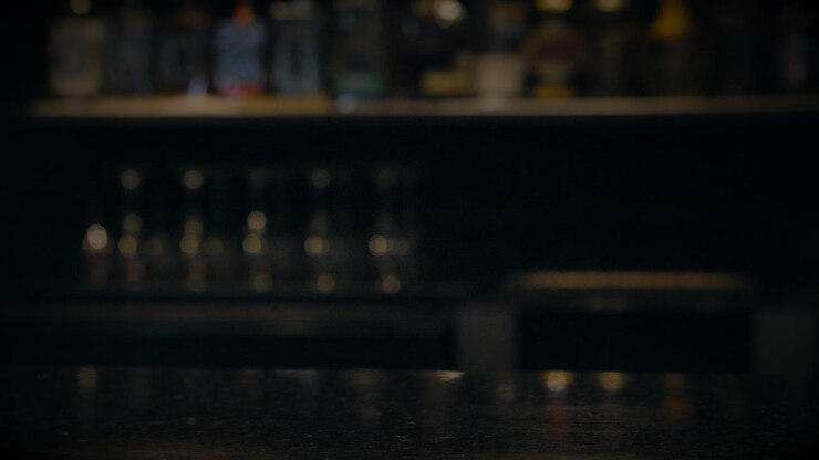 Barman che prepara un cocktail. Primo piano.