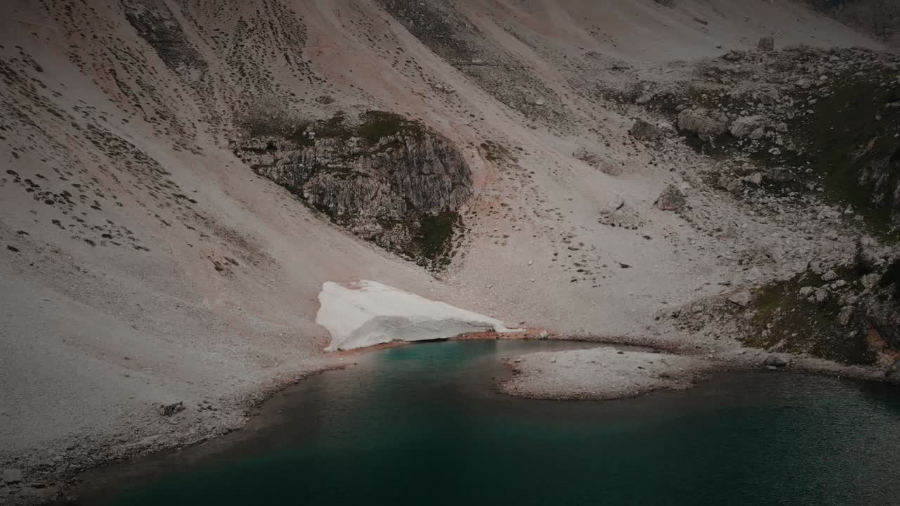 이탈리아 백운석 호수에서 녹는 빙하의 경치 좋은 전망