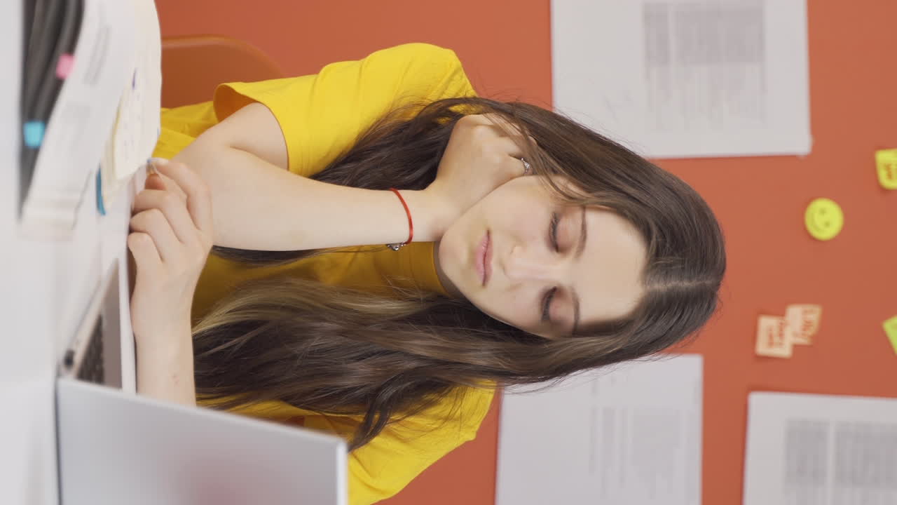 video vertical de una niña que se ve en casa con una expresión infeliz.