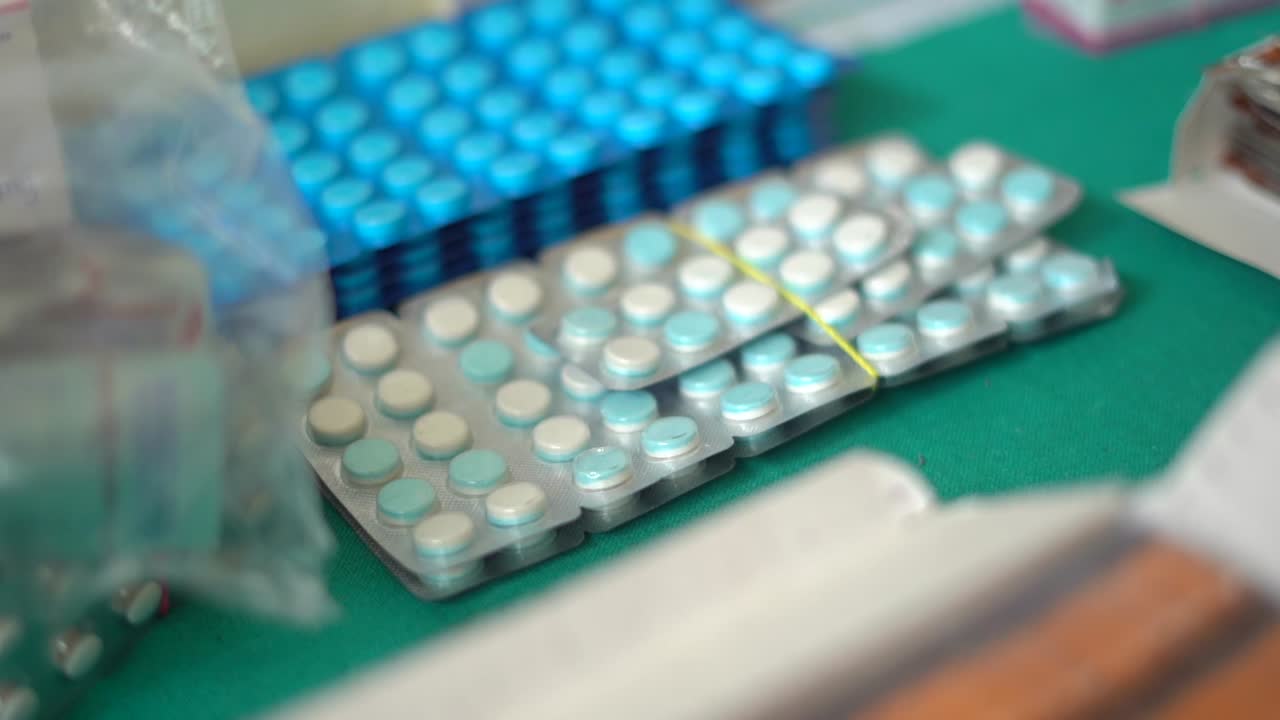 의사가 약을 검사하고 있는 카르나타카 마이수르