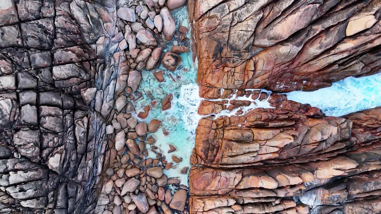 drone se eleva rápidamente por encima directamente sobre injidup spa natural con una vista de arriba hacia abajo