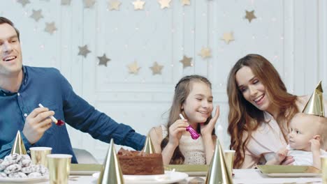 Familia-Sonriente-Celebrando-Juntos-El-Año-Nuevo-En-Una-Casa-De-Lujo.