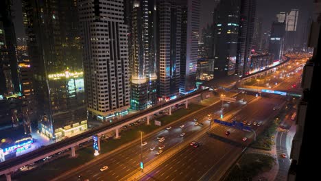 Nächtlicher-Verkehr-Auf-Der-Sheikh-Zayed-Road,-Dubai-Vom-Four-Points-Hotel-Aus