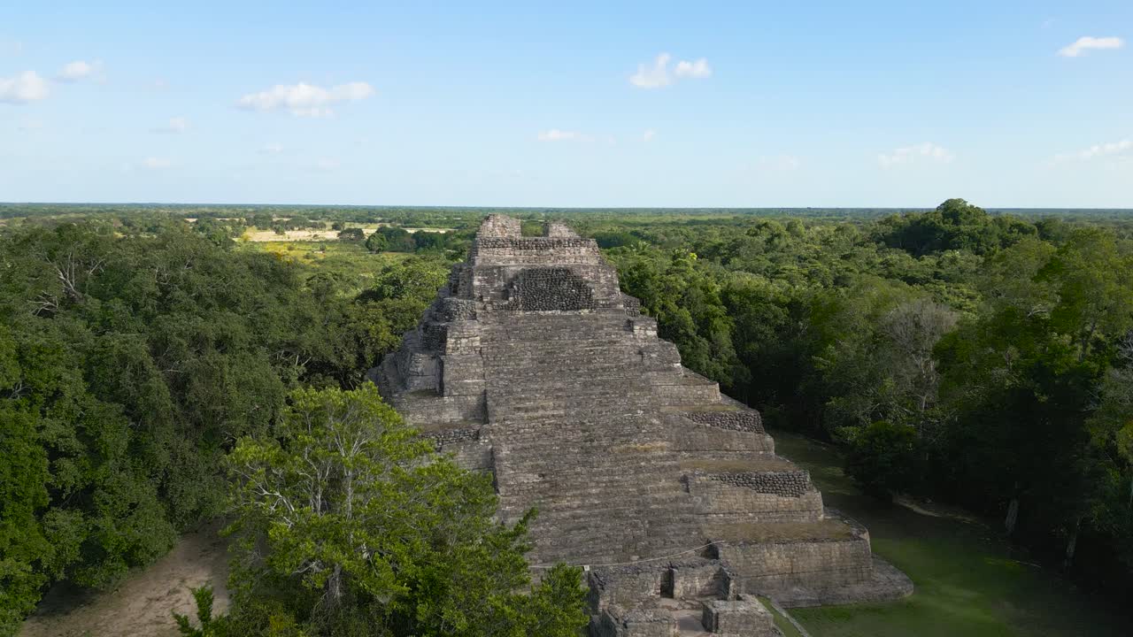 la pirámide del templo 1 en chacchoben, sitio arqueológico maya, quintana roo, méxico