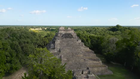 la pirámide del templo 1 en chacchoben, sitio arqueológico maya, quintana roo, méxico