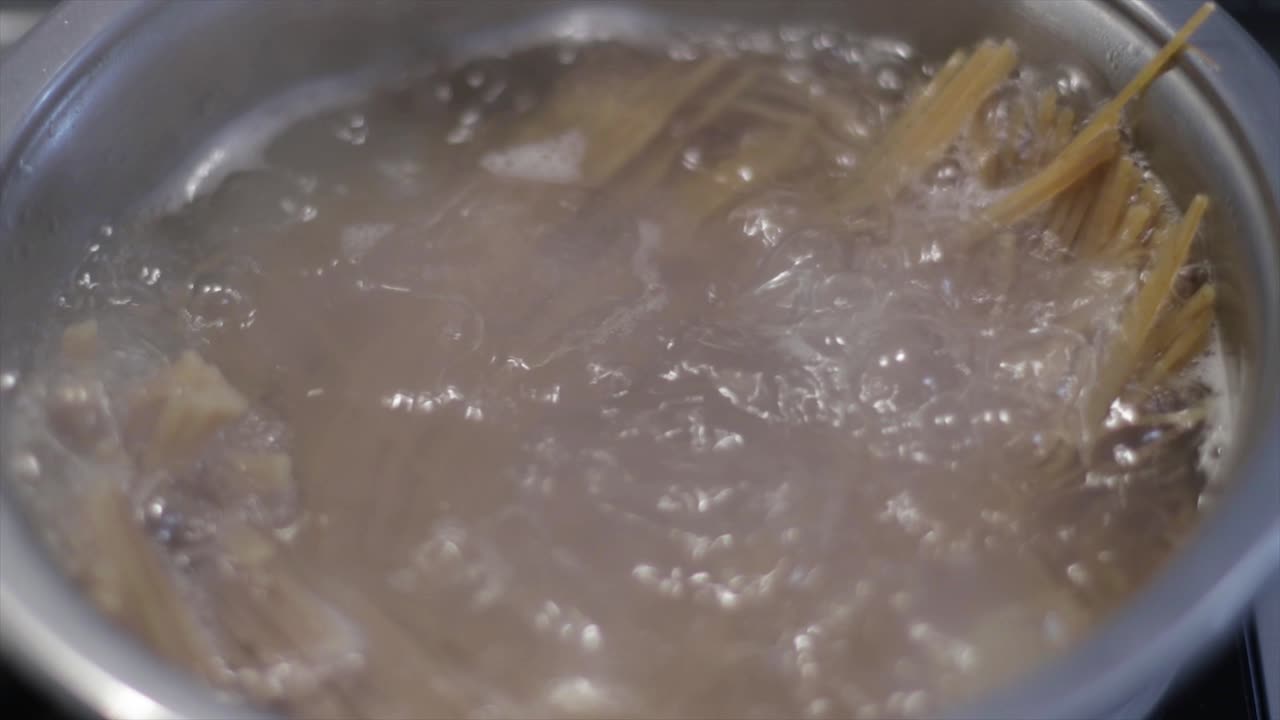 냄비에 끓는 스파게티를 닫습니다