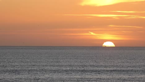 disparando un majestuoso paisaje de puesta de sol o amanecer en el mar en el horizonte