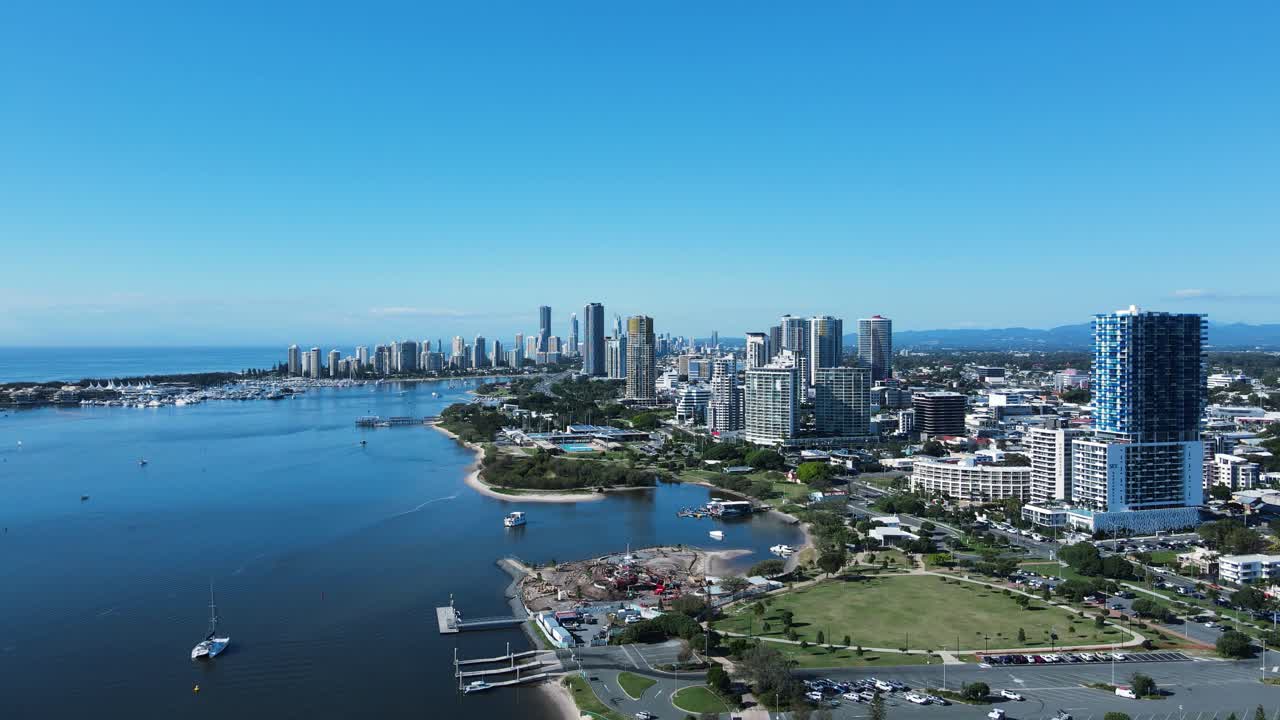 construcción de un nuevo parque de aventuras creado en la playa con una vista alta de drones como telón de fondo del horizonte de la ciudad