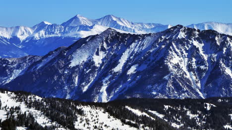 Vail-Pass-Colorado-Luftbild-Drohne-Landschaft-I70-Copper-Mountain-Silverthorne-Frisco-Greys-Und-Torreys-Tenmile-Peak-Sonniger-Wintermorgen-Neuschnee-Blauer-Himmel-Rocky-Mountains-Kontinentale-Wasserscheide-Aufwärts