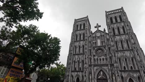 세인트 조셉 대성당과 그 주변의 나무