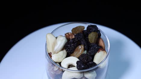 nueces con pasas en un vaso