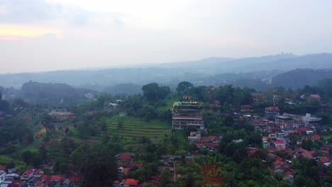 Vista-Aérea-De-Una-Cafetería-En-La-Ladera-De-Una-Colina-Y-Casas-Residenciales-Cerca-De-Dago-Pakar,-Bandung---Indonesia