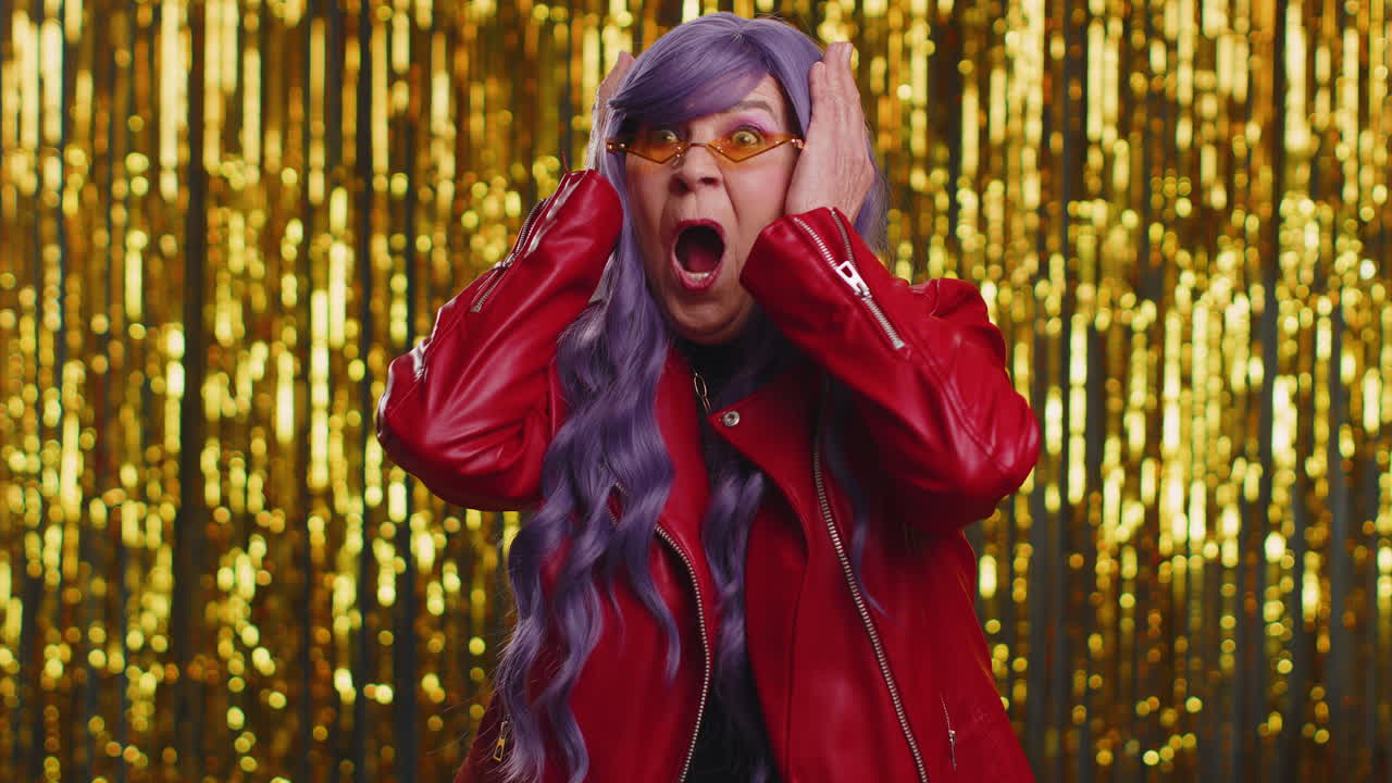 mujer grita estrés tensión problema siente horror desesperanza miedo sorpresa shock expresa rabia