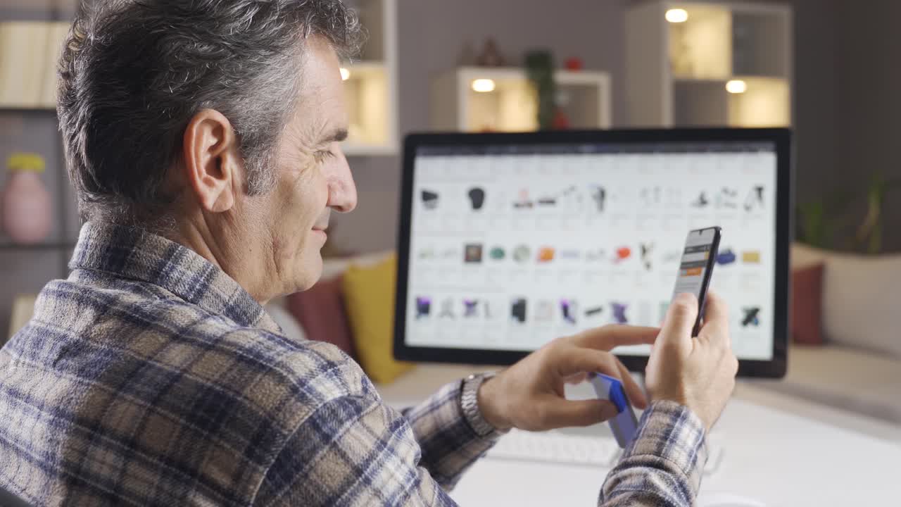 un hombre navegando e investigando sitios de compras en línea para comprar nuevos productos.