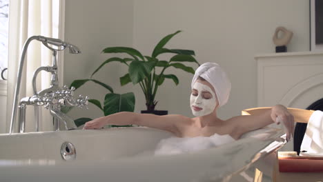 mujer con mascarilla tomando un baño relajante