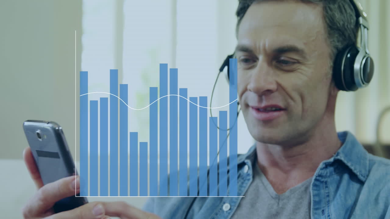animación del procesamiento de datos sobre un empresario caucásico que usa un teléfono inteligente