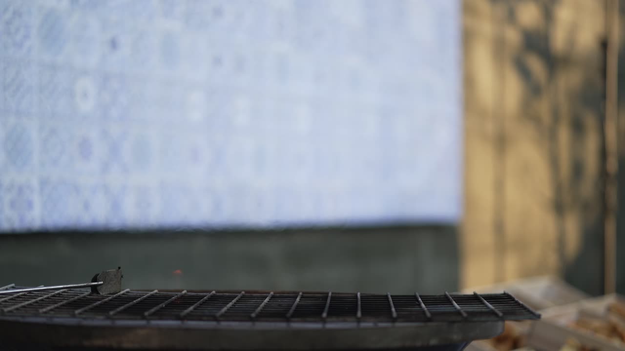 la parrilla en llamas en medio de la preparación del banquete