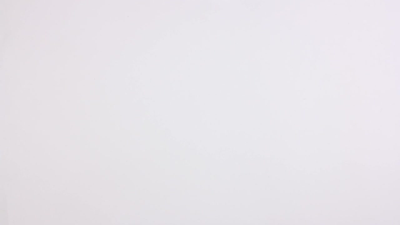 paquete de plástico usado de pastillas médicas se mueve en fondo blanco, bucle sin costuras, animación en stop motion, contaminación ecológica problema de basura