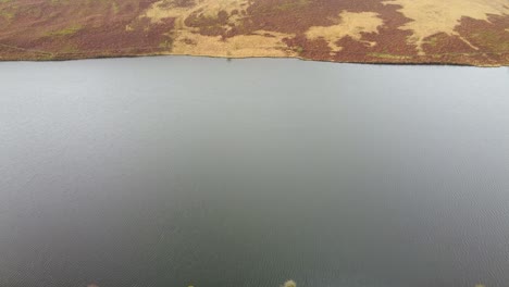 Luftdrohne-Schiebt-über-Stausee-Mit-Moorland-Und-Wanderpfad-4k