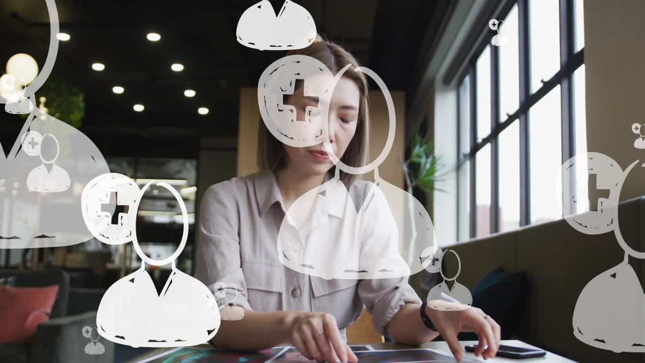 анимация медиа-икон над азиатской бизнесменкой, держащей документ