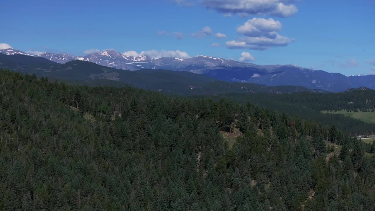 verano monte azul cielo evans drone aéreo paralaje coníferas de hoja perenne colorado nieve derretida mañana soleada montañas rocosas paisaje norte turkey creek bosque marshdale espacio abierto círculo movimiento derecho