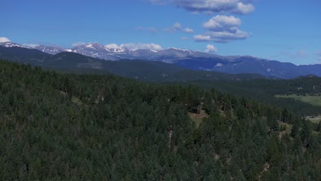 Primavera-Verano-Montar-Cielo-Azul-Evans-Aéreo-Drone-Paralaje-Conífera-Hoja-Perenne-Colorado-Deshielo-Mañana-Soleada-Montañas-Rocosas-Paisaje-Norte-Pavo-Arroyo-Marshdale-Bosque-Espacio-Abierto-Círculo-Movimiento-A-La-Derecha