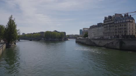 Puentes-Que-Cruzan-El-Río-Sena-En-París,-Francia,-Con-Turistas-2