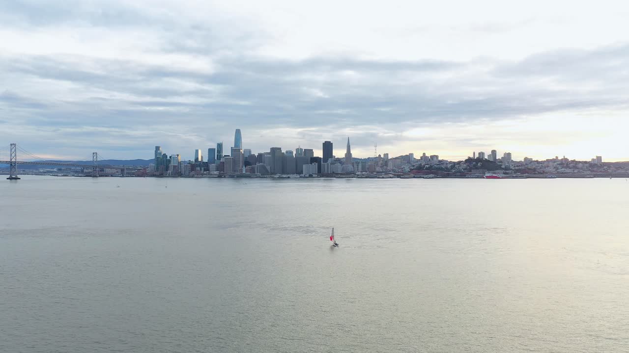 аэрофотосъемка: панорама города, вид с беспилотника