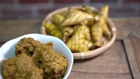 ketupat and chicken rendang