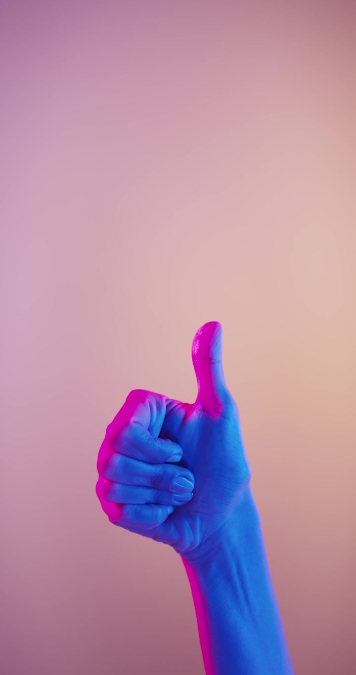 Dal pollice in su al pollice in giù con luce RGB