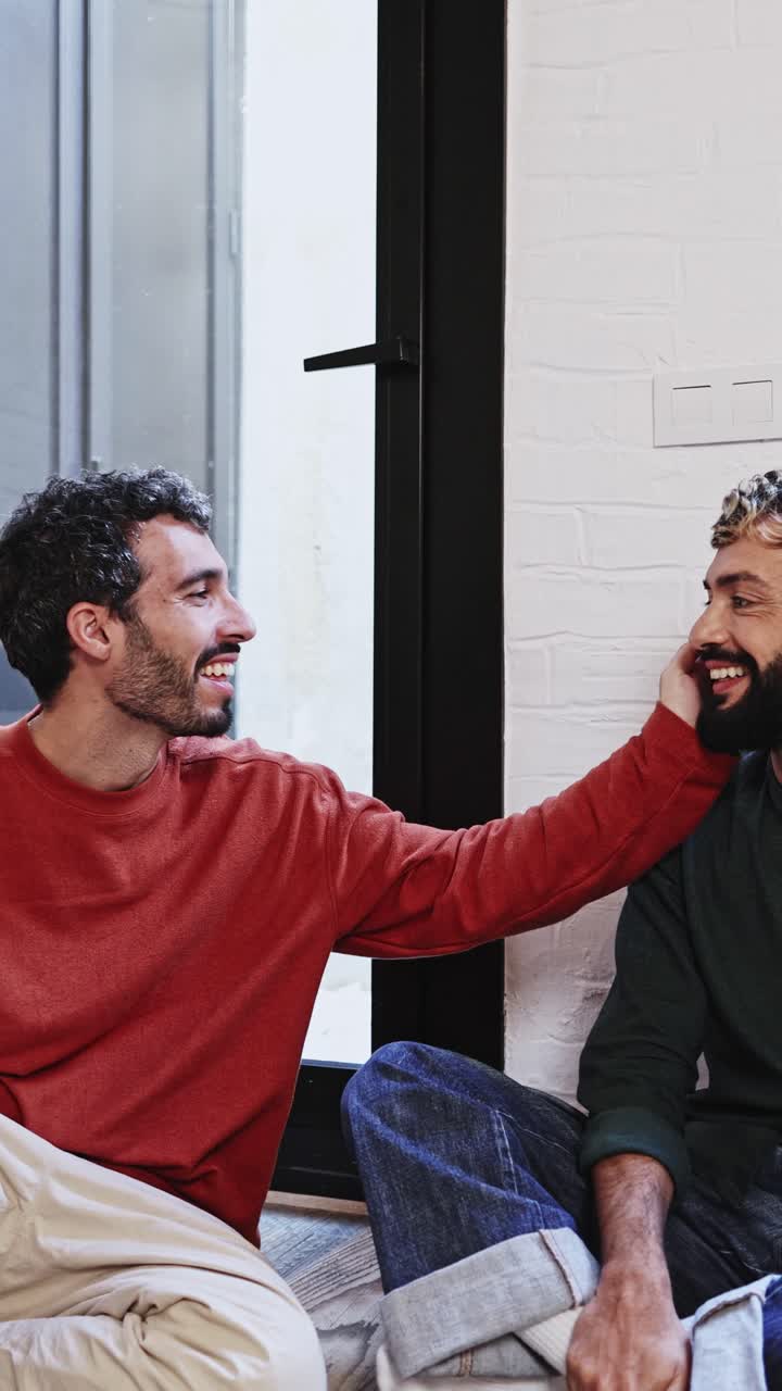Coppia felice che condivide un momento giocoso in casa