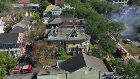 incendio en una casa pequeña en vista aérea de nueva orleans