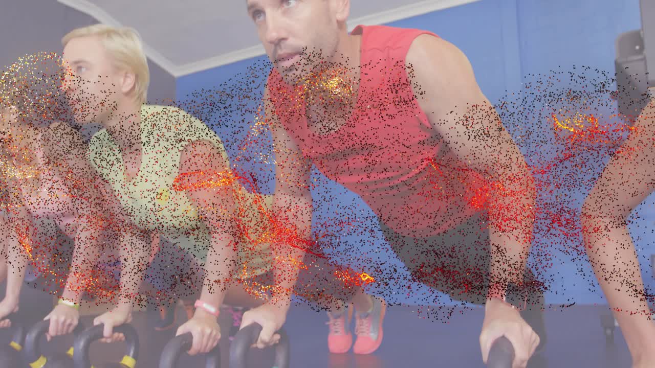 Team di fitness che entra in palestra stringendo kettlebell, eseguendo flessioni sul tappetino con carrellata della camera
