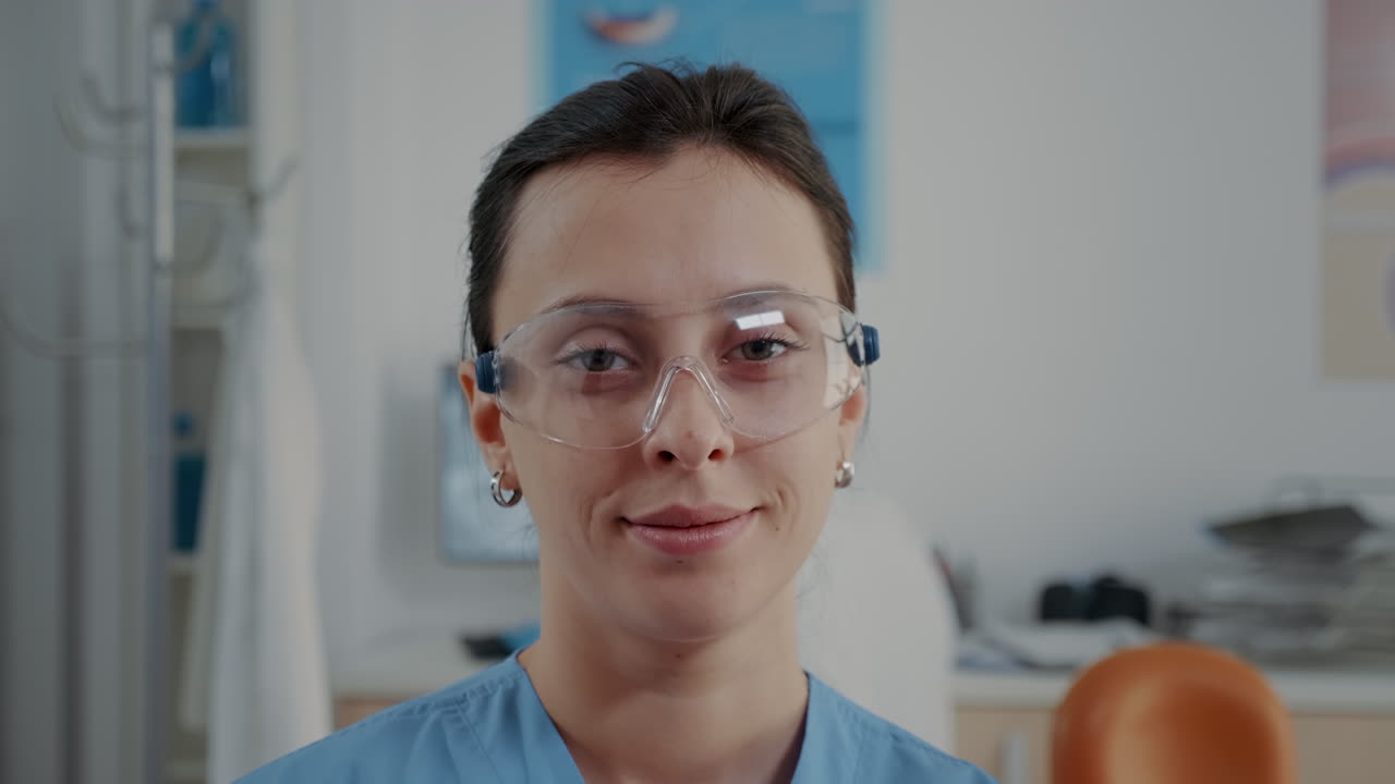 Ritratto di assistente con occhiali protettivi in una clinica odontoiatrica