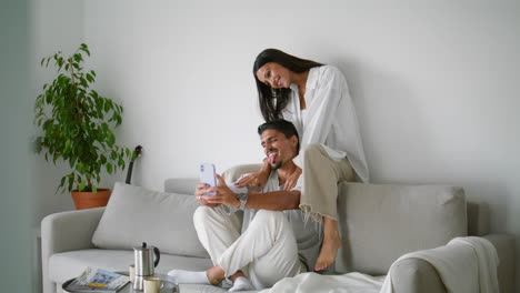 Hermosa-Familia-Posando-Cámara-En-El-Moderno-Hotel-Vertical.-Amantes-Haciendo-Selfie