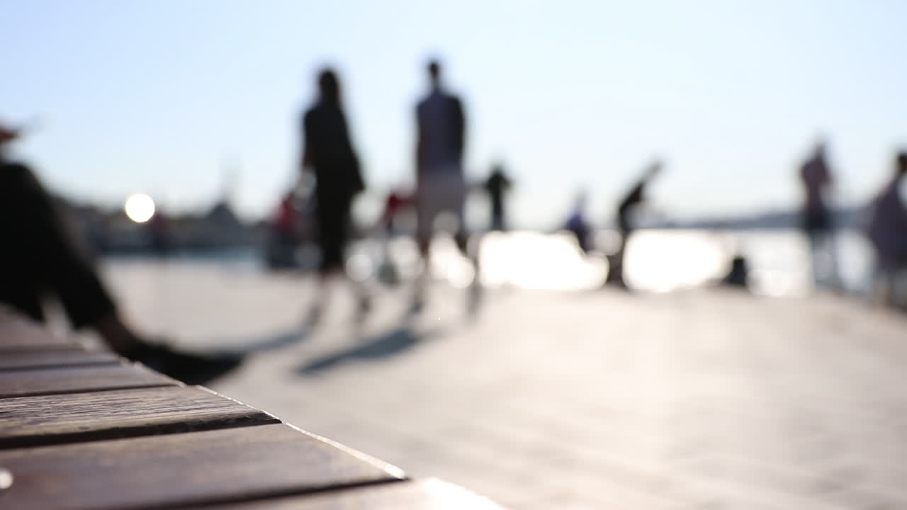 도시 거리에서 걸어다니는 사람들의 군중이 흐릿하게