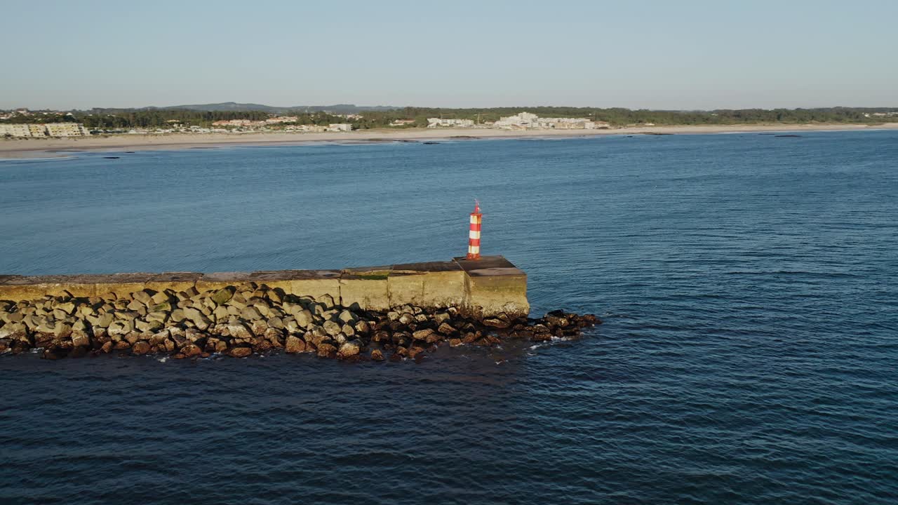 panorámica aérea alrededor del faro del rompeolas norte de vila do conde