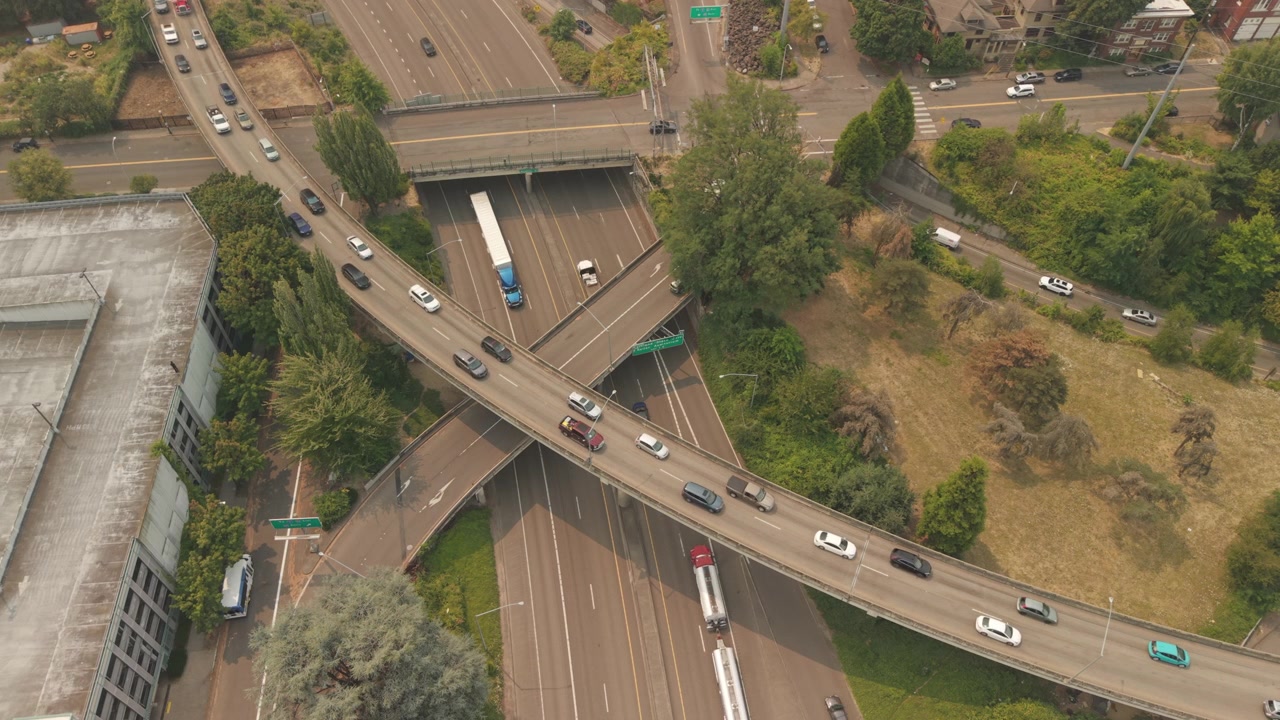 Portland, Oregon, Jalan Tol Antar Negara Bagian 405 terlihat dari atas dengan mobil bergerak melalui persimpangan multi-jalur, jalan layang, dan infrastruktur transportasi perkotaan yang padat