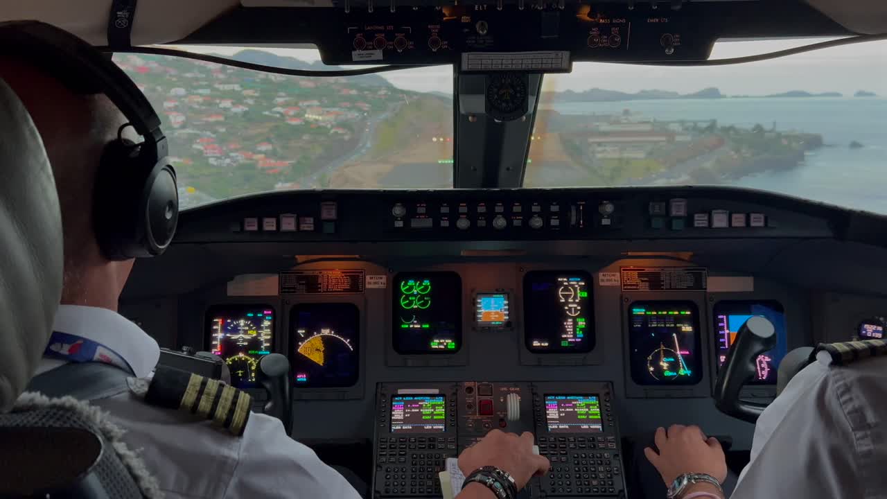 Real time approach to Madeira Funchal airport. Immersive view of the airport and runway recorded from inside the cockpit of a jet arriving at nightfall. 4K 60FPS