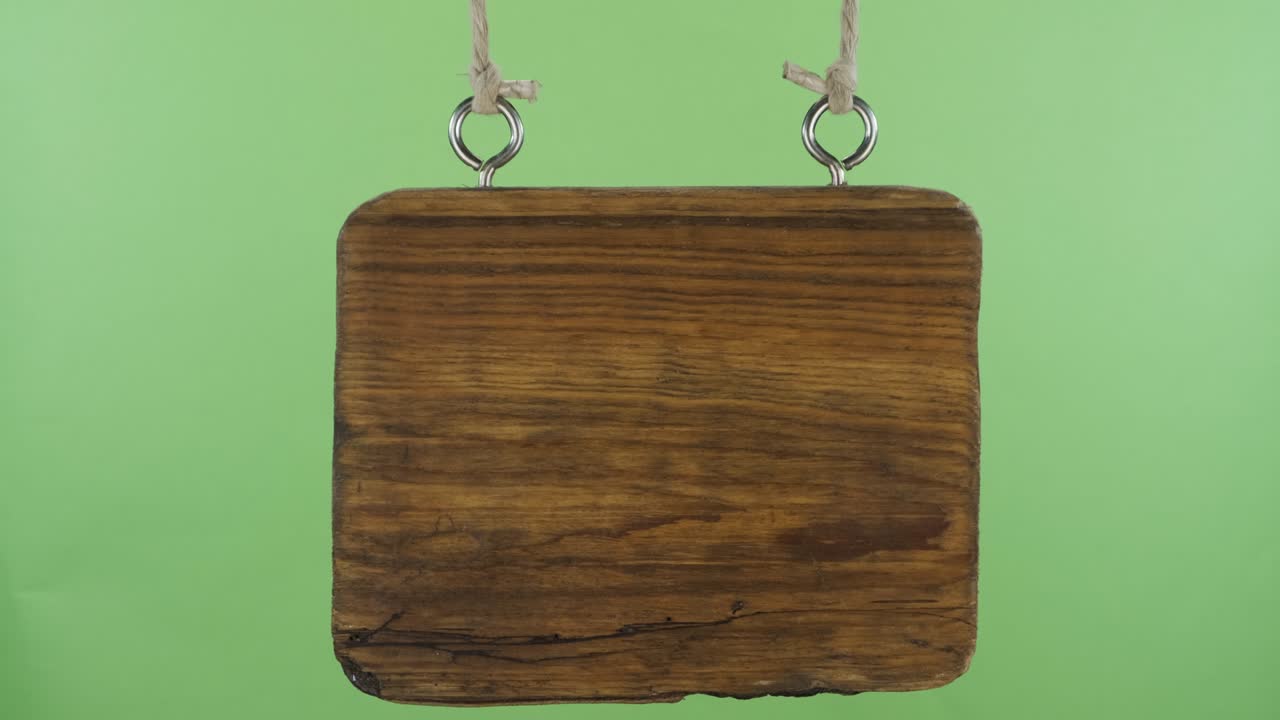 viejo letrero de madera en blanco colgando de una cuerda. aislado