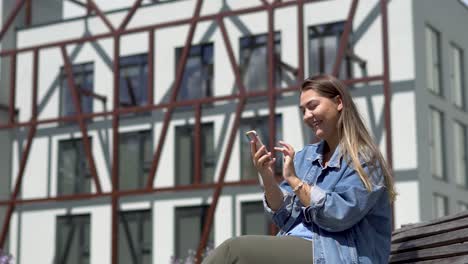 chica riendo y feliz con el mensaje o lo que vio en el teléfono