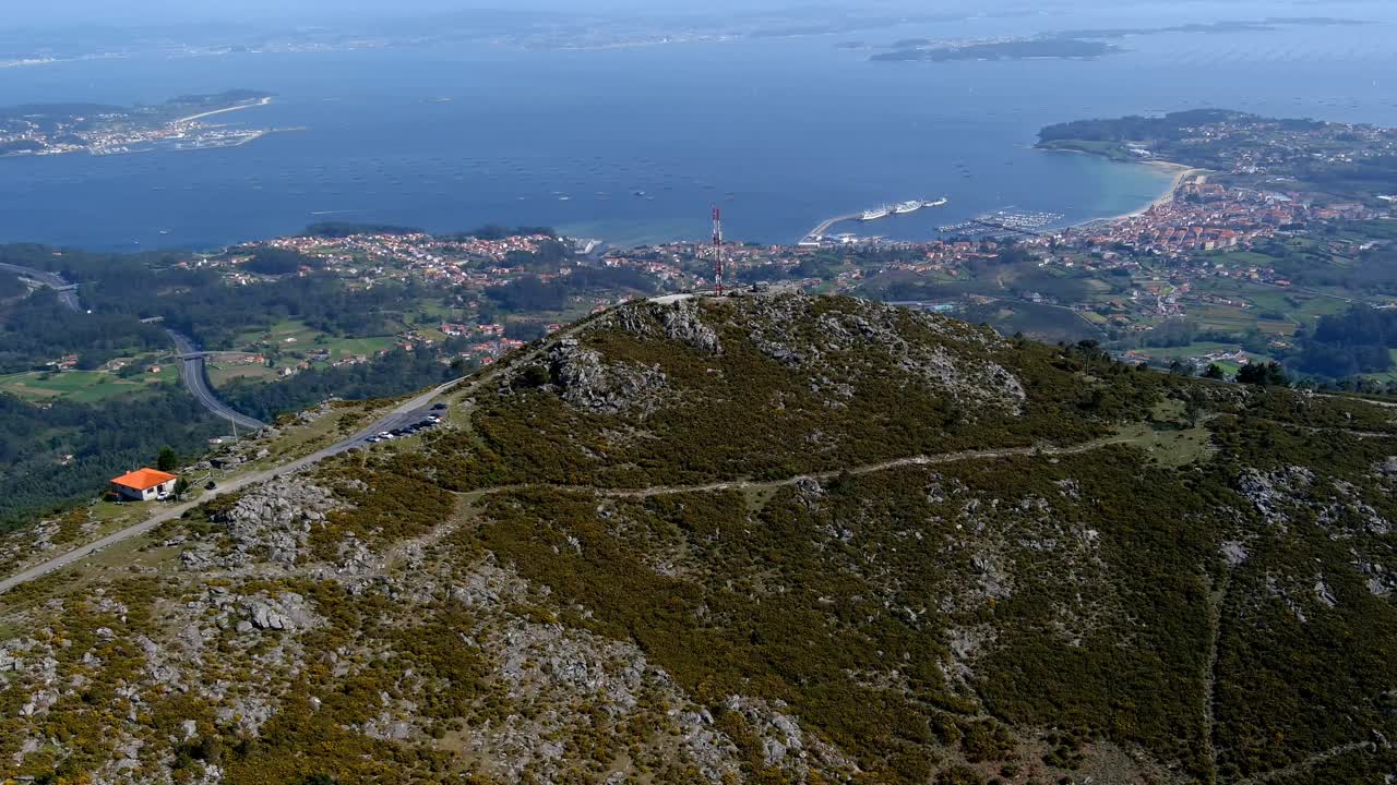 언덕 꼭대기에 라디오 마스트가 있는 miradoiro da curota 풍경과 백그라운드에서 ría de arousa의 조감도