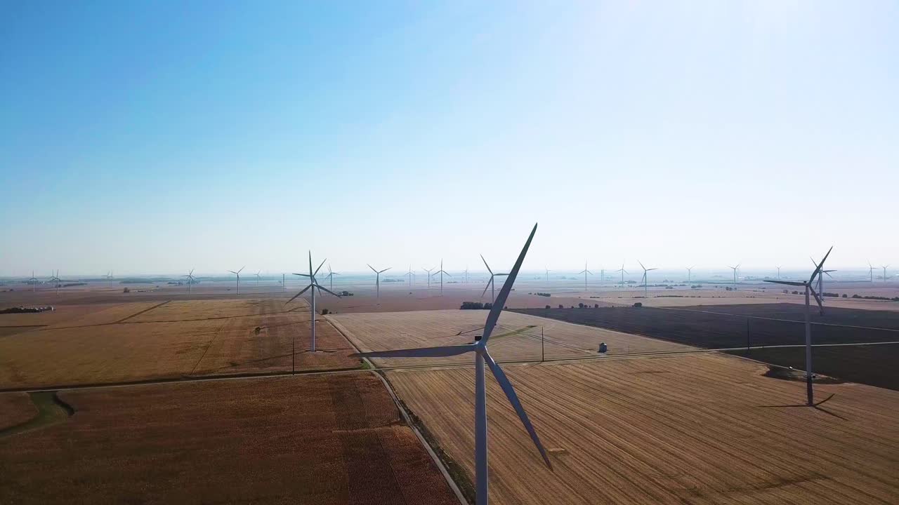 청정 에너지 개념 - 미국 중서부 풍경의 풍력 터빈