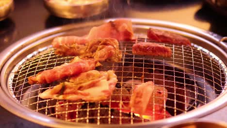 멜버른 행사에서 바베큐에서 고기 김