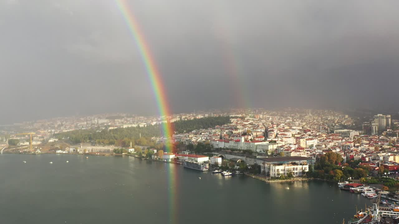 amplia vista aérea de un doble arco iris real sobre el río bósforo y los edificios europeos en una mañana nublada en estambul, turquía