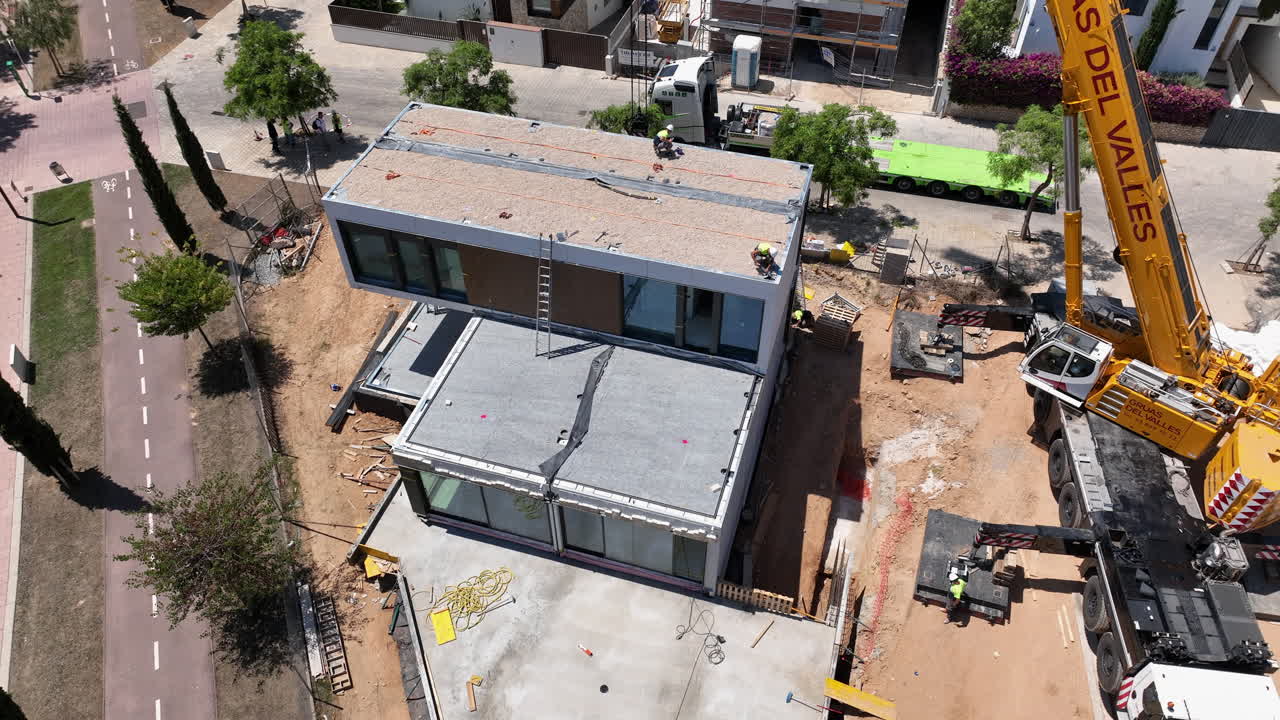 vista aérea ascendente grúa de construcción en órbita instalando el módulo de propiedad inteligente en los cimientos del sitio de construcción