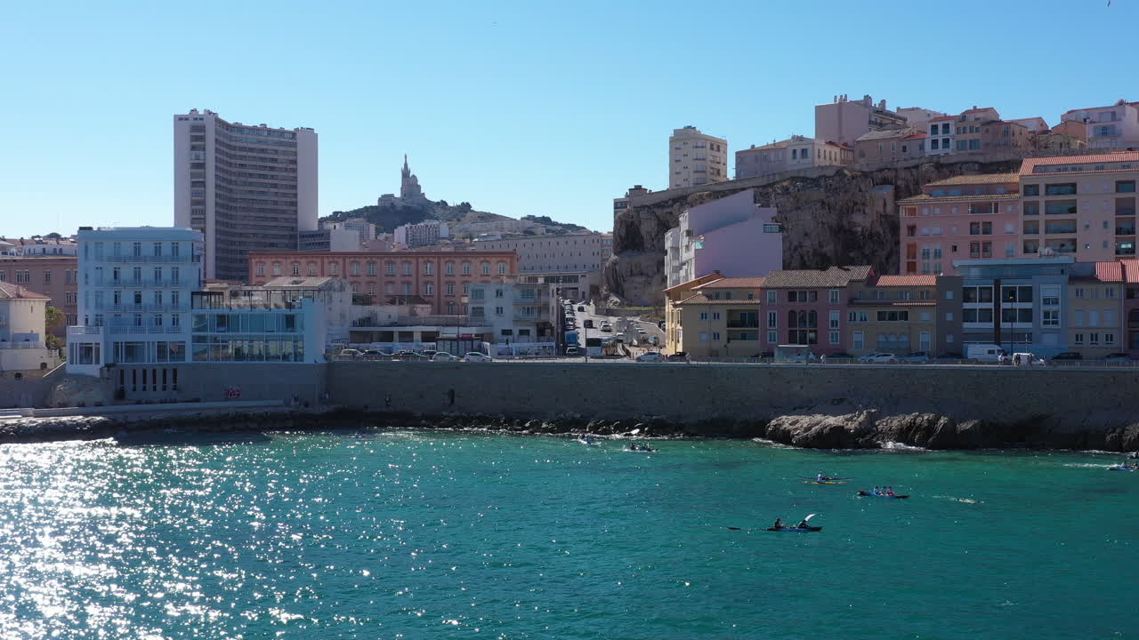 Kayak lungo una strada costiera a Marsiglia con la chiesa di Notre Dame sullo sfondo